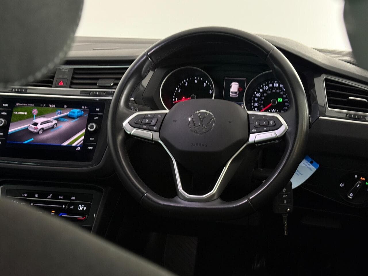 Volkswagen Tiguan thumbnail Steering Wheel