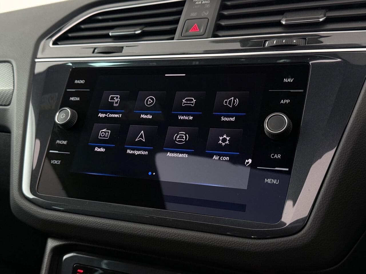 Volkswagen Tiguan thumbnail Infotainment System