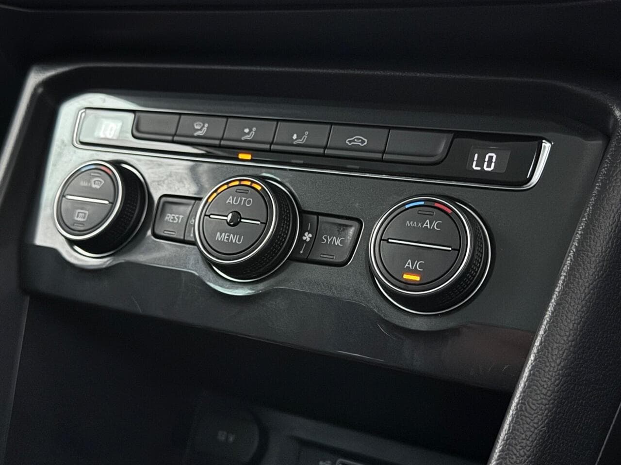Volkswagen Tiguan thumbnail Interior Front