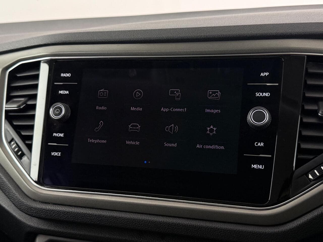 Volkswagen T-Roc thumbnail Infotainment System
