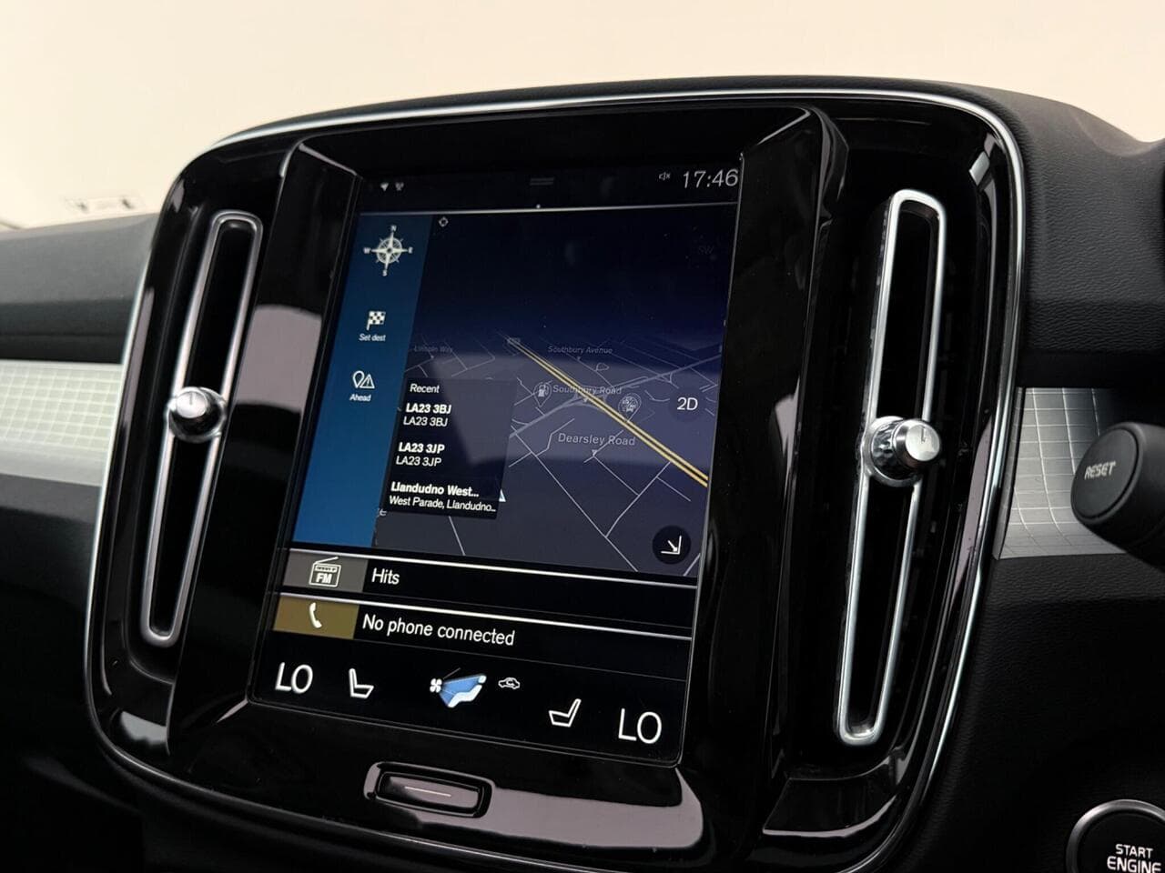 Volvo XC40 thumbnail Infotainment System