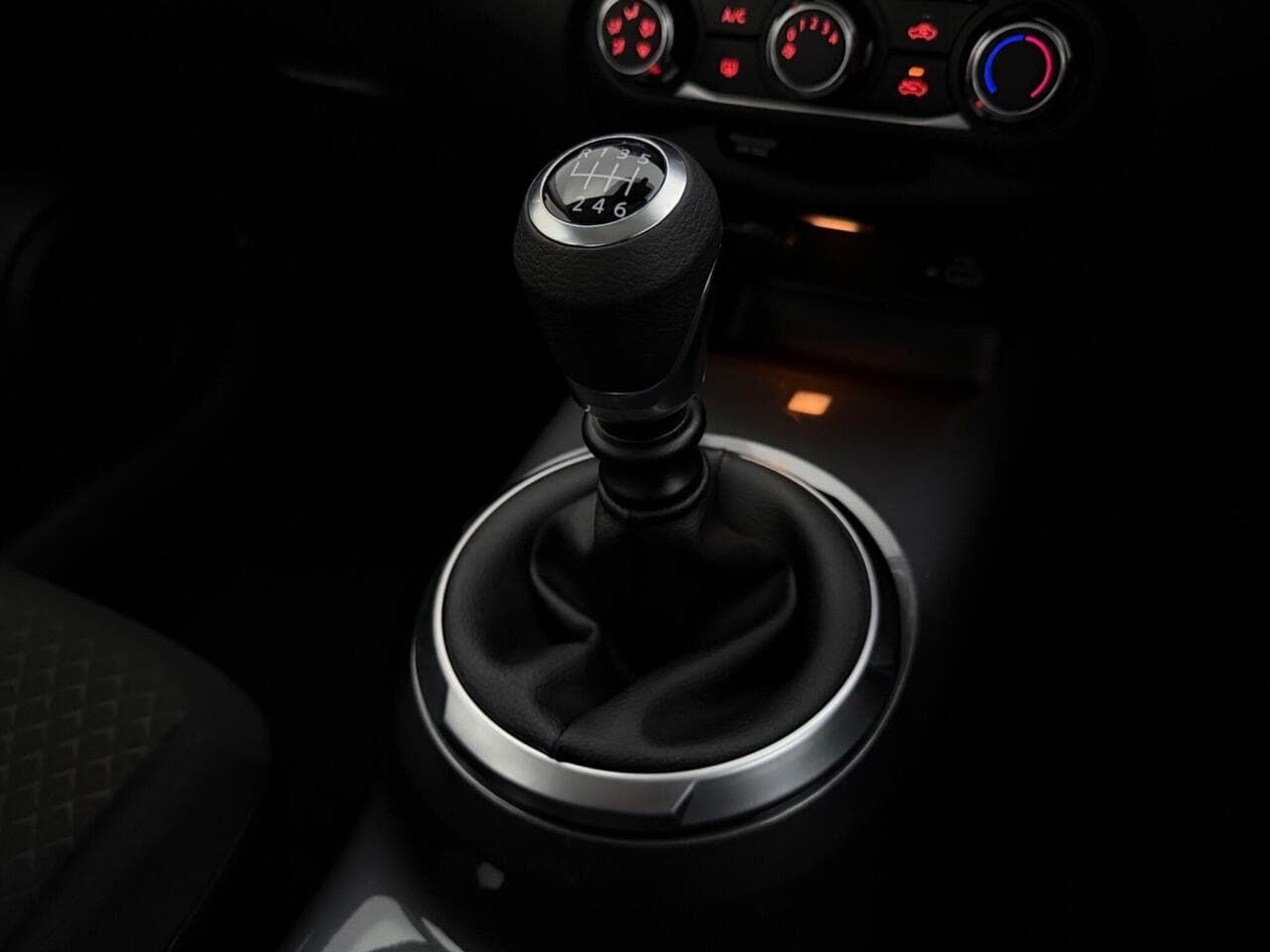 Nissan Juke thumbnail Interior Front