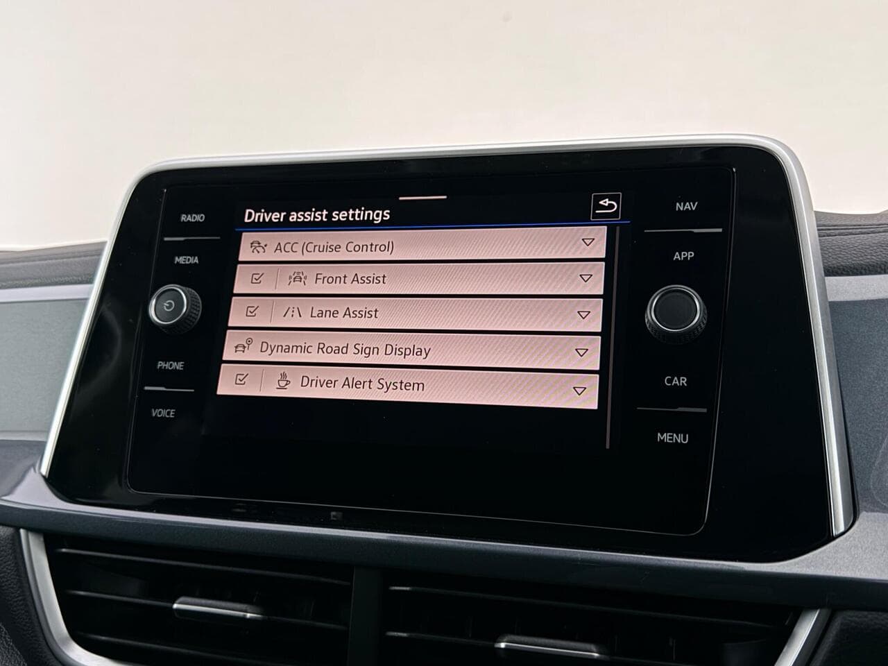 Volkswagen T-Roc thumbnail Infotainment System