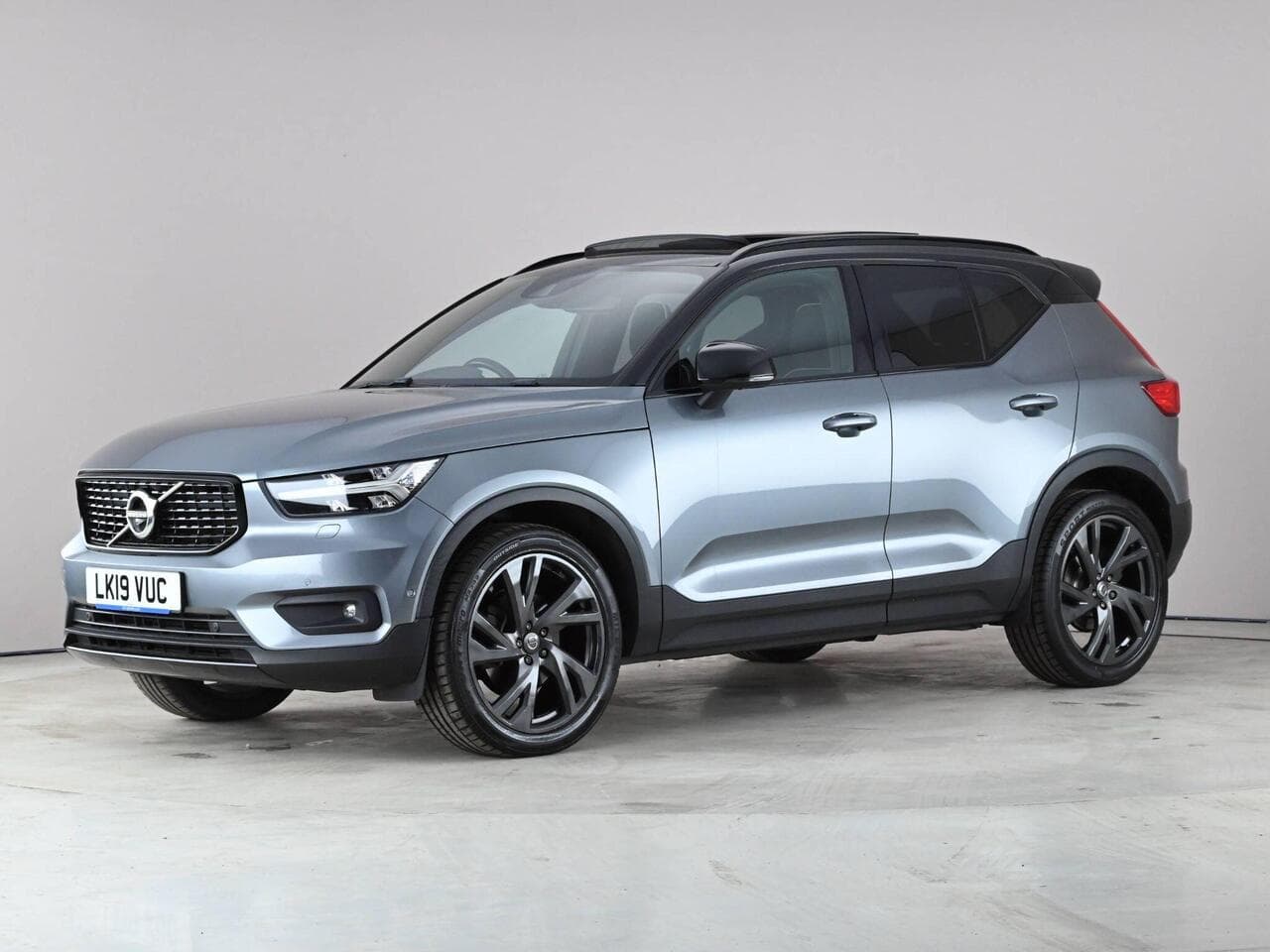Volvo XC40 thumbnail Front Left