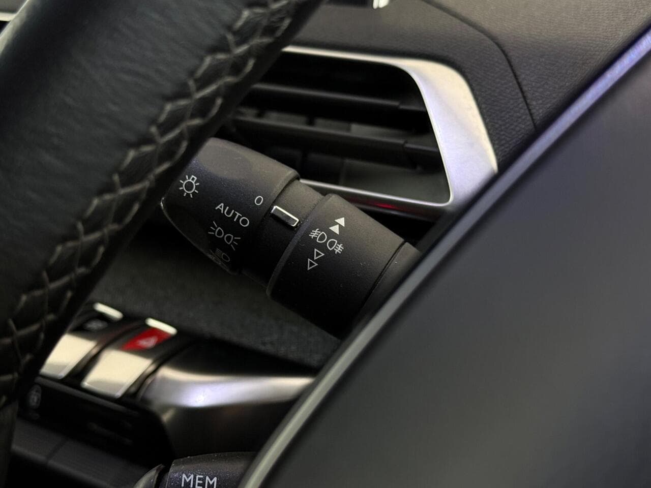 Peugeot 3008 thumbnail Misc Controls