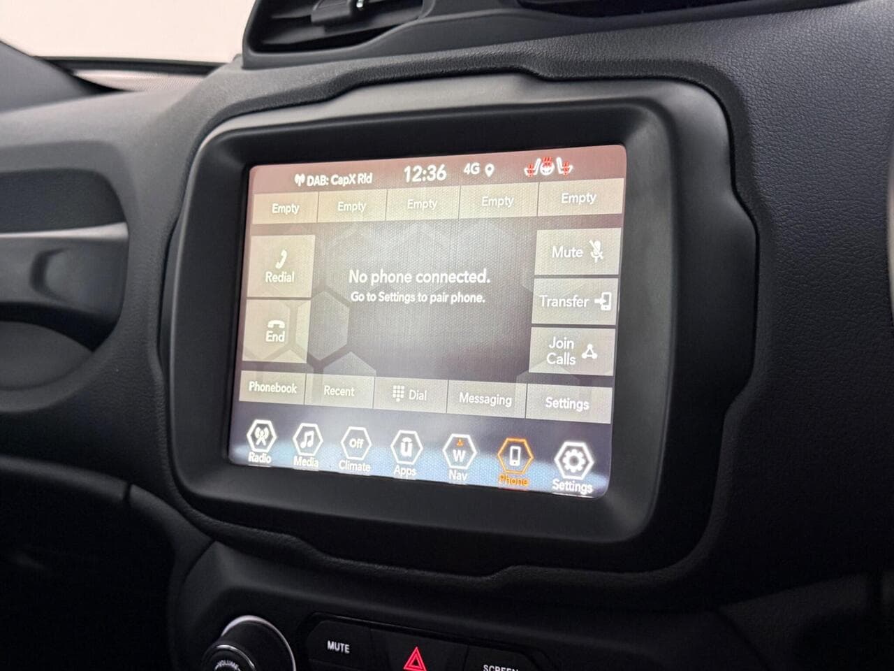 Jeep Renegade thumbnail Infotainment System