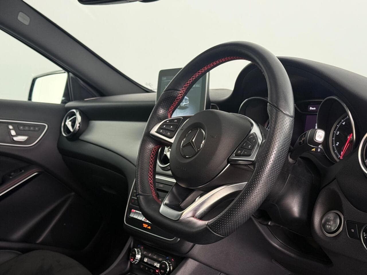 Mercedes-Benz GLA thumbnail Interior Front