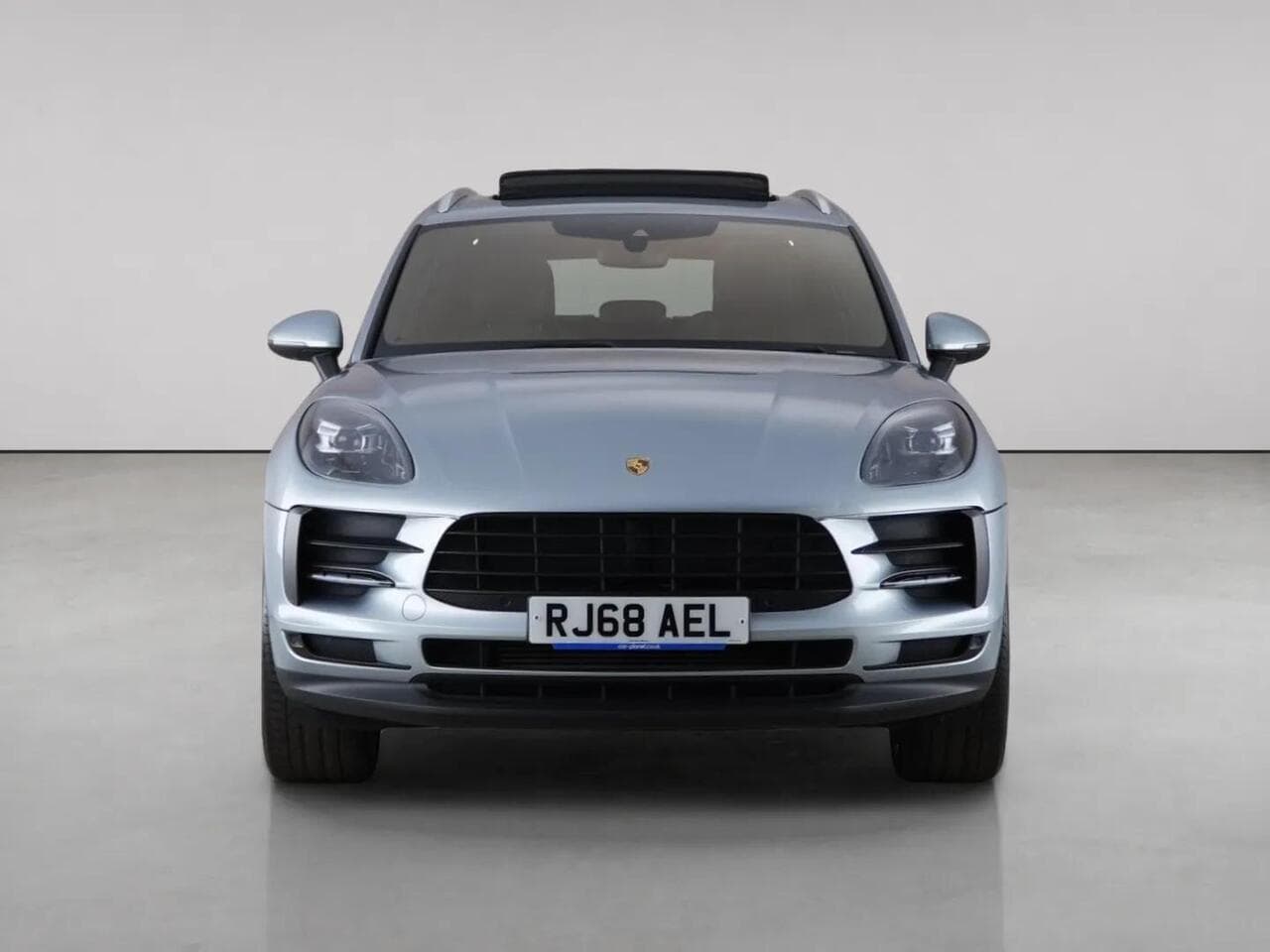 Porsche Macan thumbnail Front