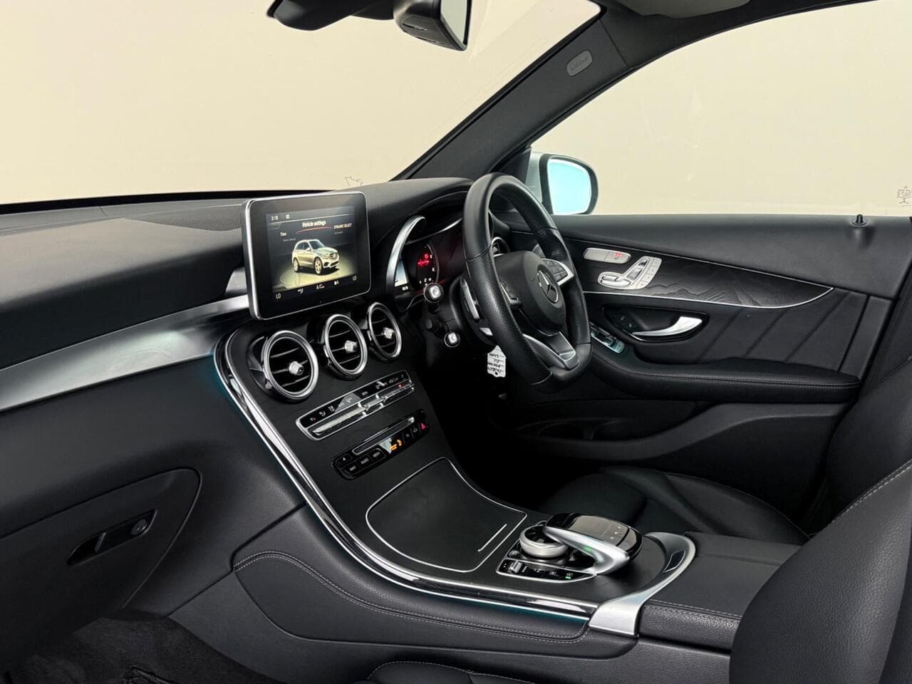 Mercedes-Benz GLC thumbnail Interior Front