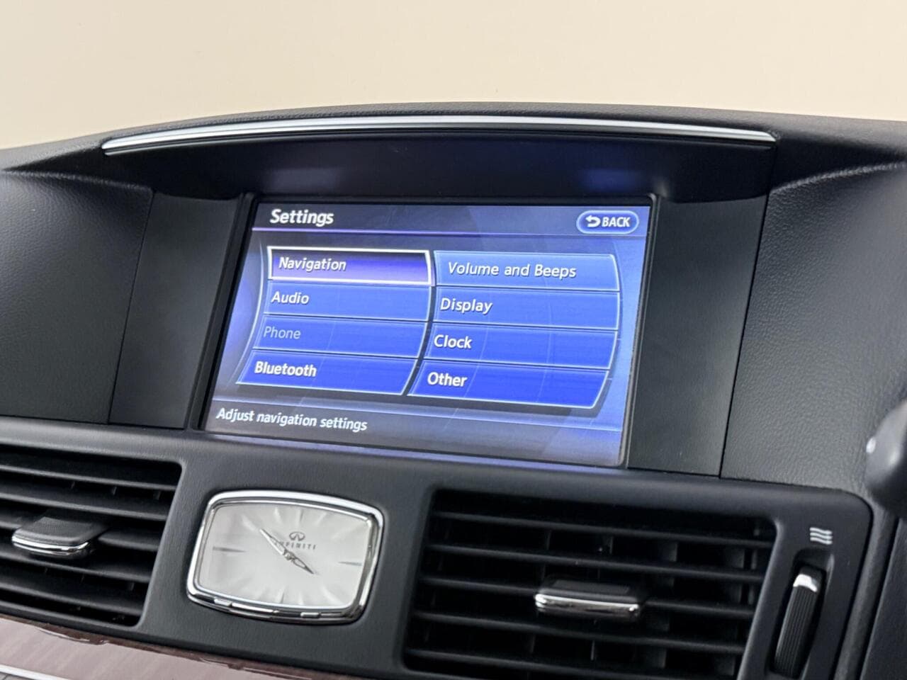 Infiniti Q70 thumbnail Infotainment System