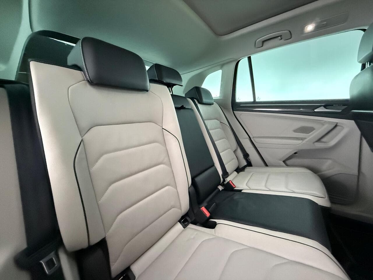 Volkswagen Tiguan thumbnail Seats Rear
