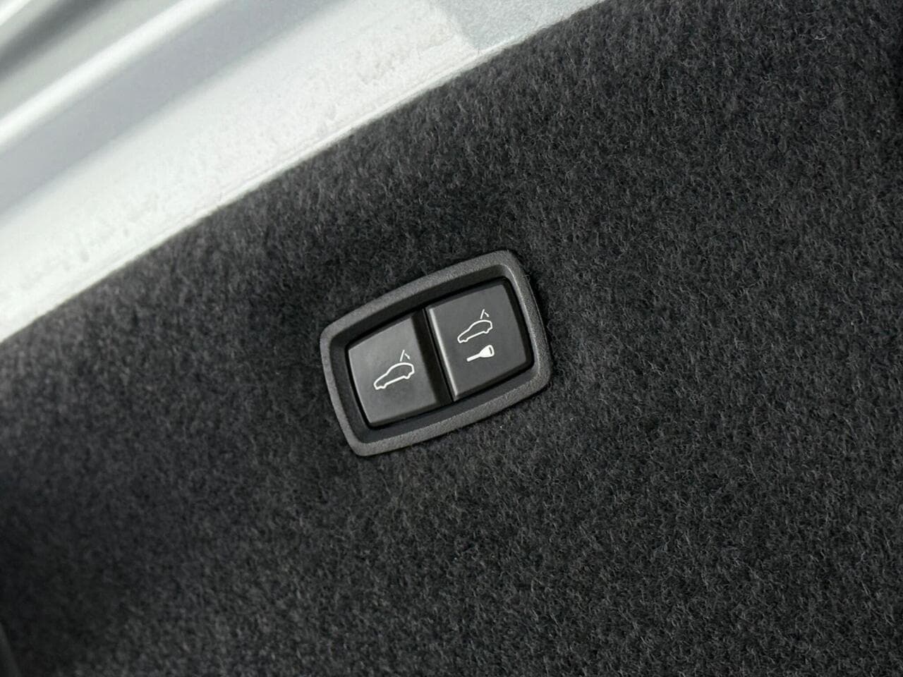 Porsche Taycan thumbnail Misc Controls