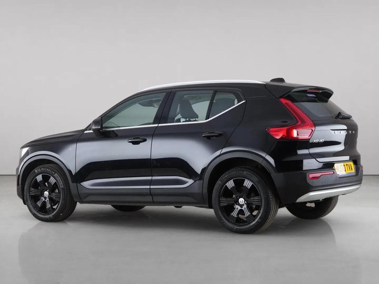 Volvo XC40 thumbnail Side Left