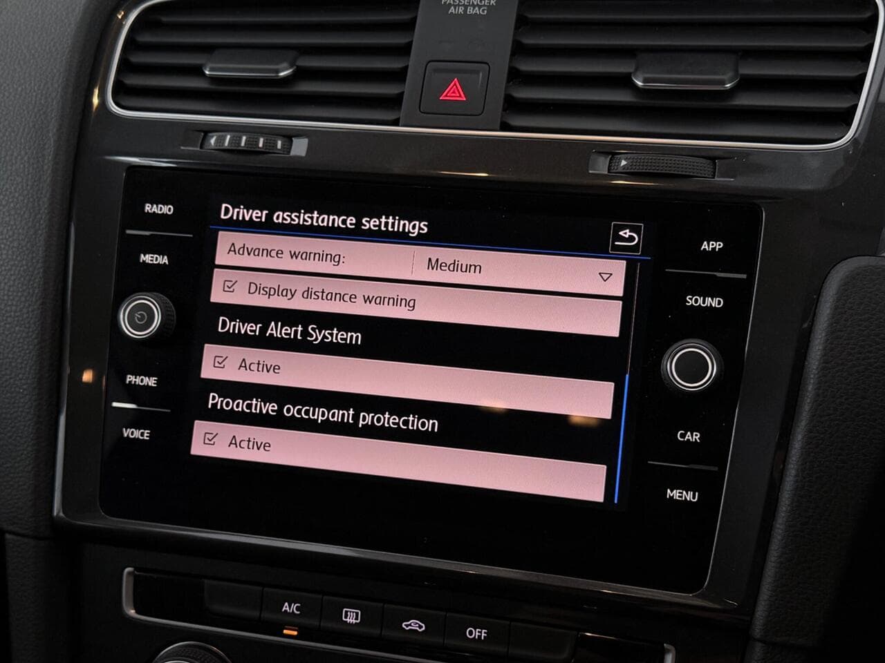 Volkswagen Golf thumbnail Infotainment System