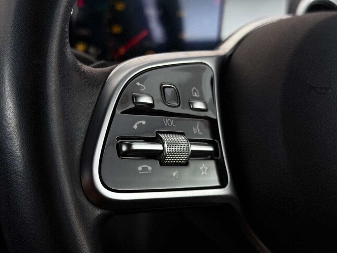 Mercedes-Benz GLA thumbnail Misc Controls