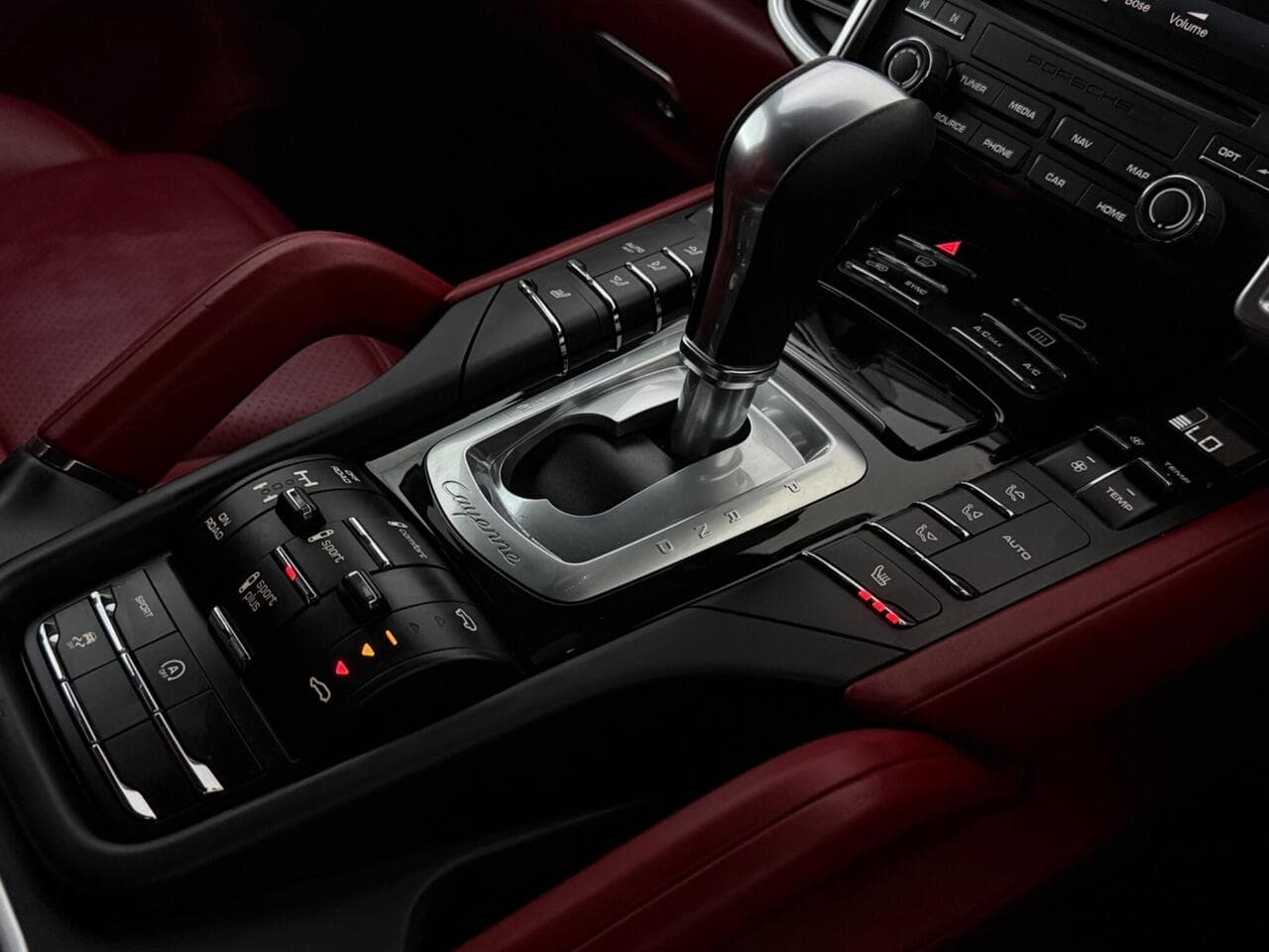 Porsche Cayenne thumbnail Interior Front