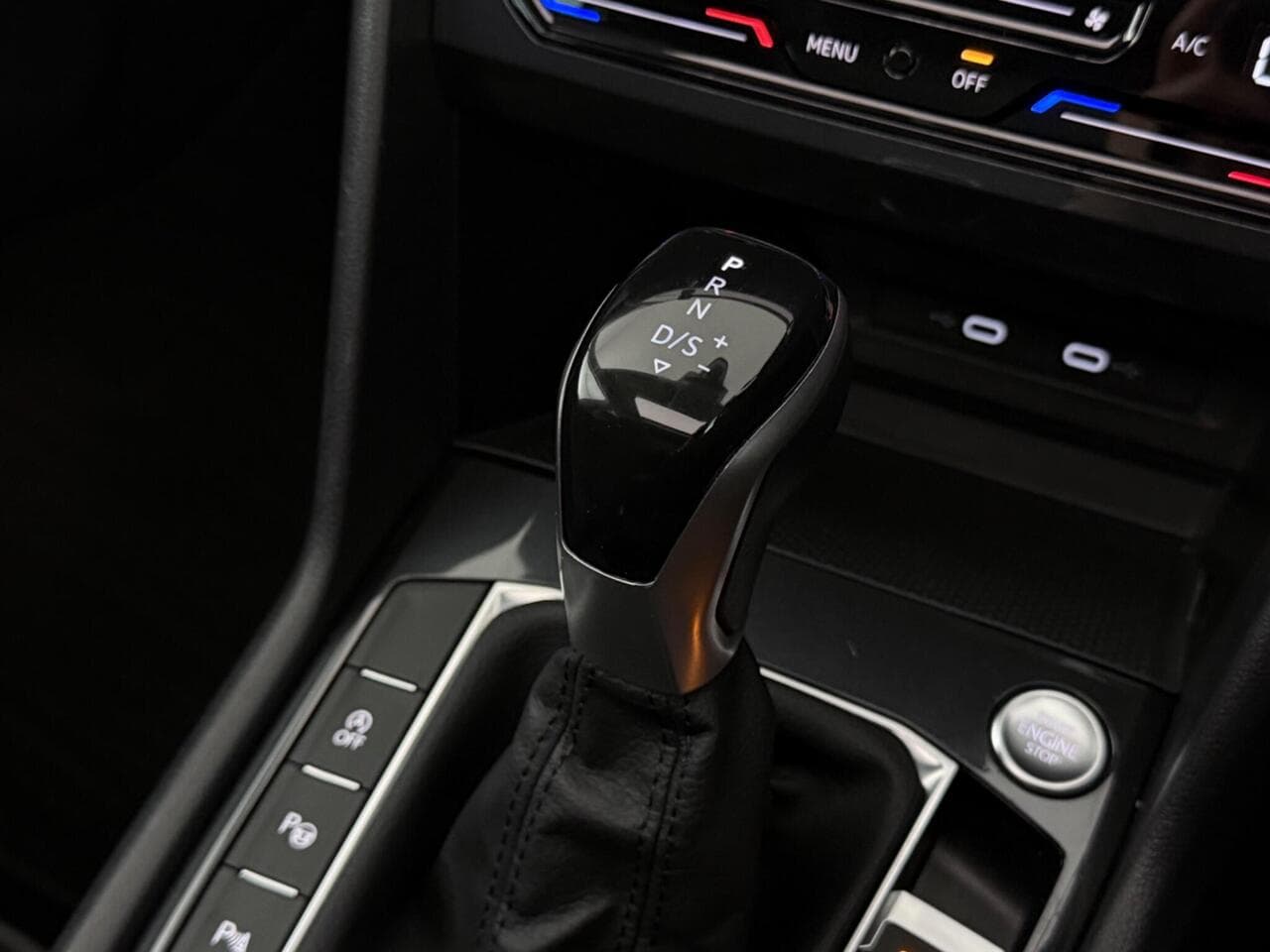 Volkswagen Tiguan thumbnail Interior Front