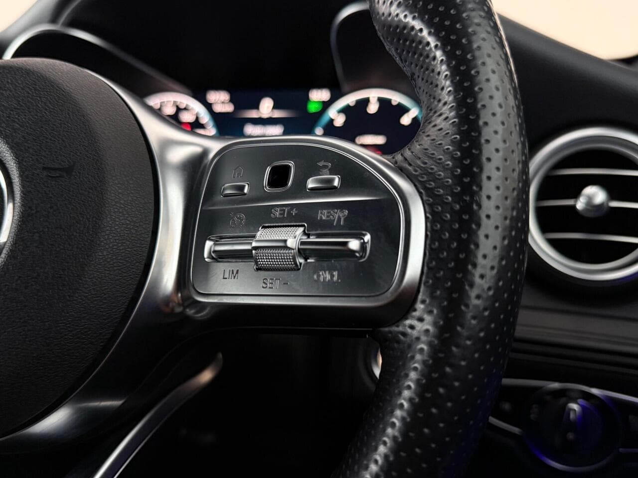 Mercedes-Benz GLC thumbnail Misc Controls