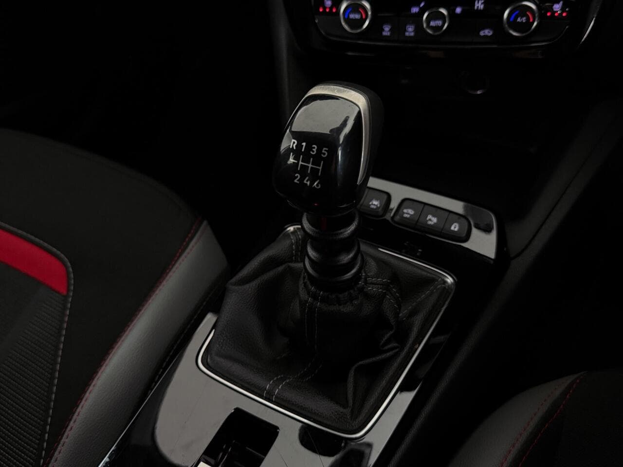 Vauxhall Mokka thumbnail Interior Front