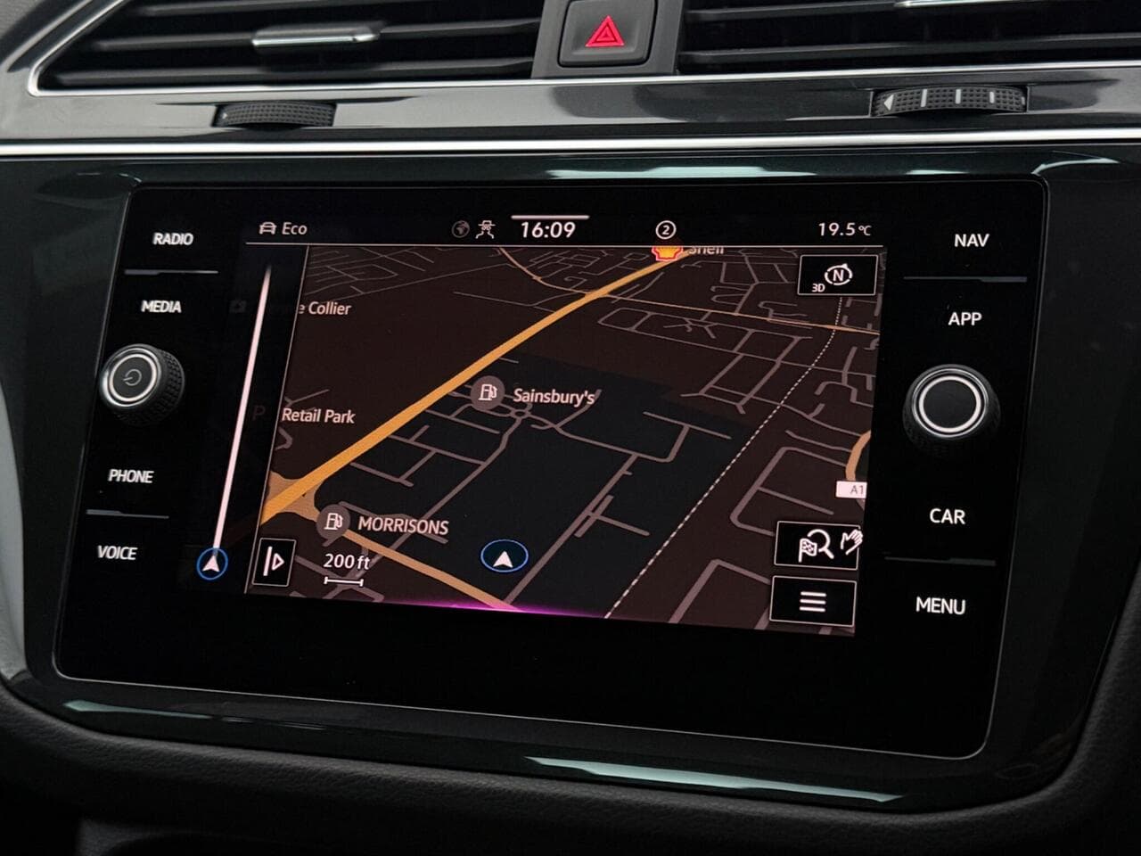 Volkswagen Tiguan thumbnail Infotainment System