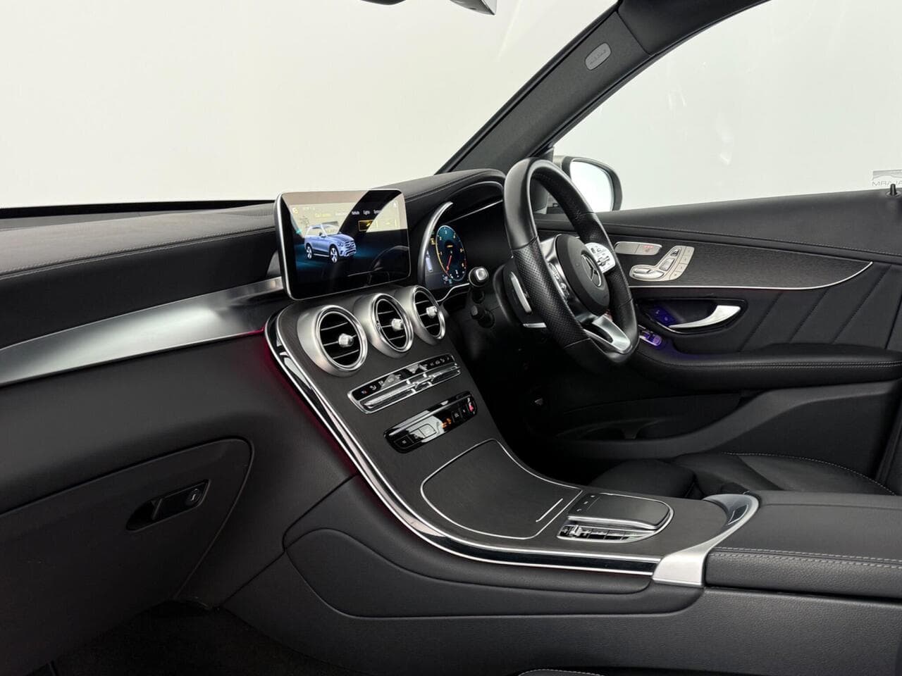 Mercedes-Benz GLC thumbnail Interior Front