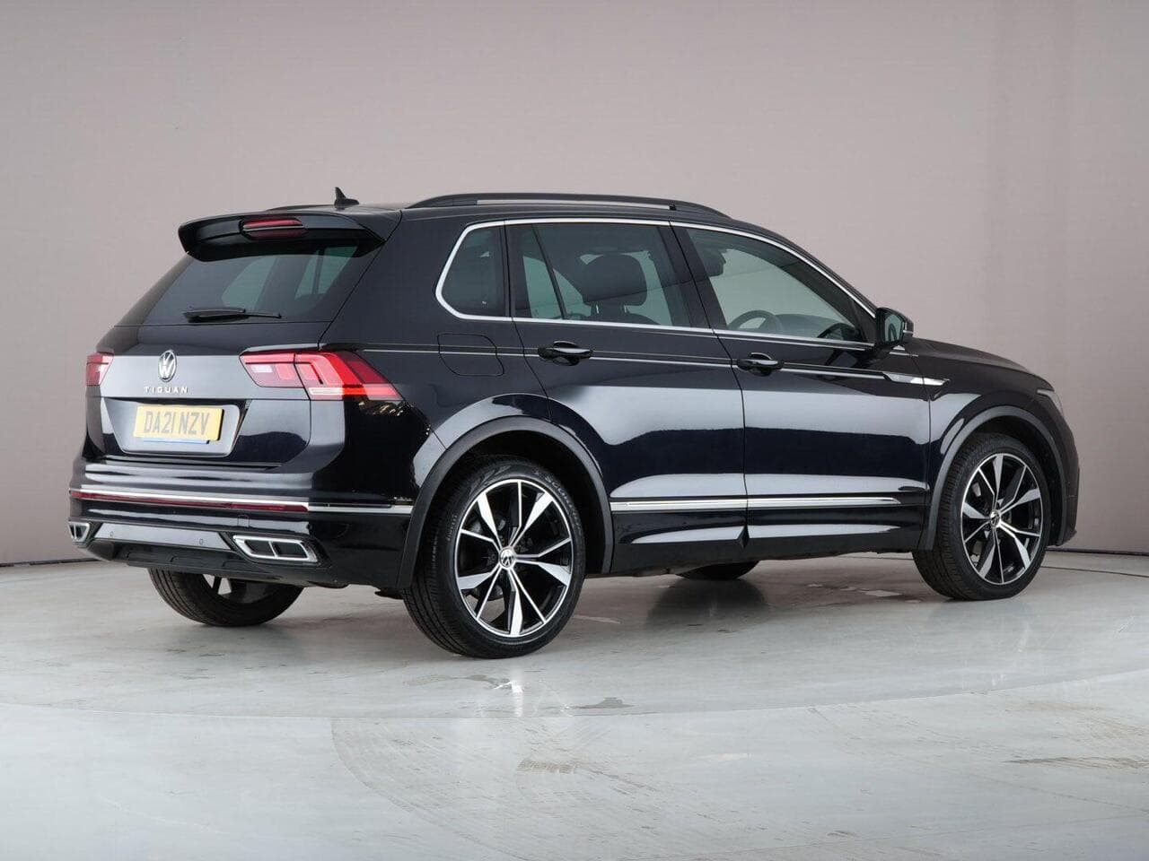 Volkswagen Tiguan thumbnail Side Right