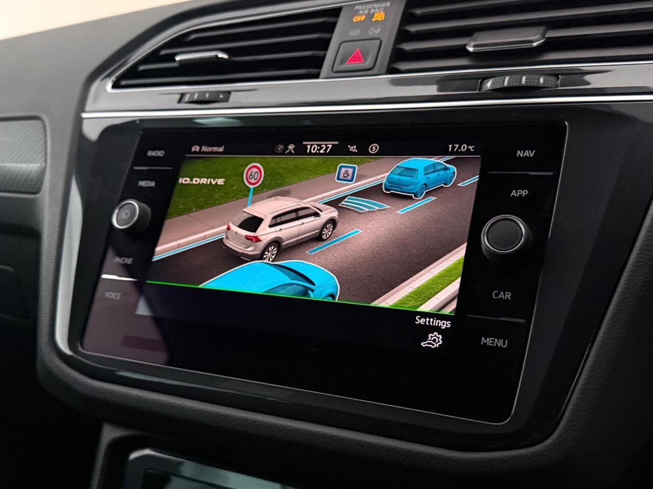 Volkswagen Tiguan thumbnail Infotainment System
