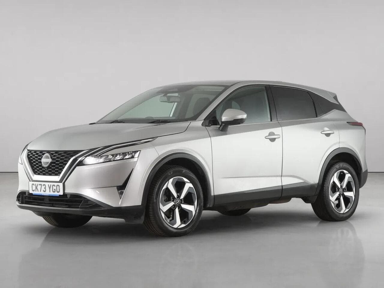 Nissan Qashqai thumbnail Front Left