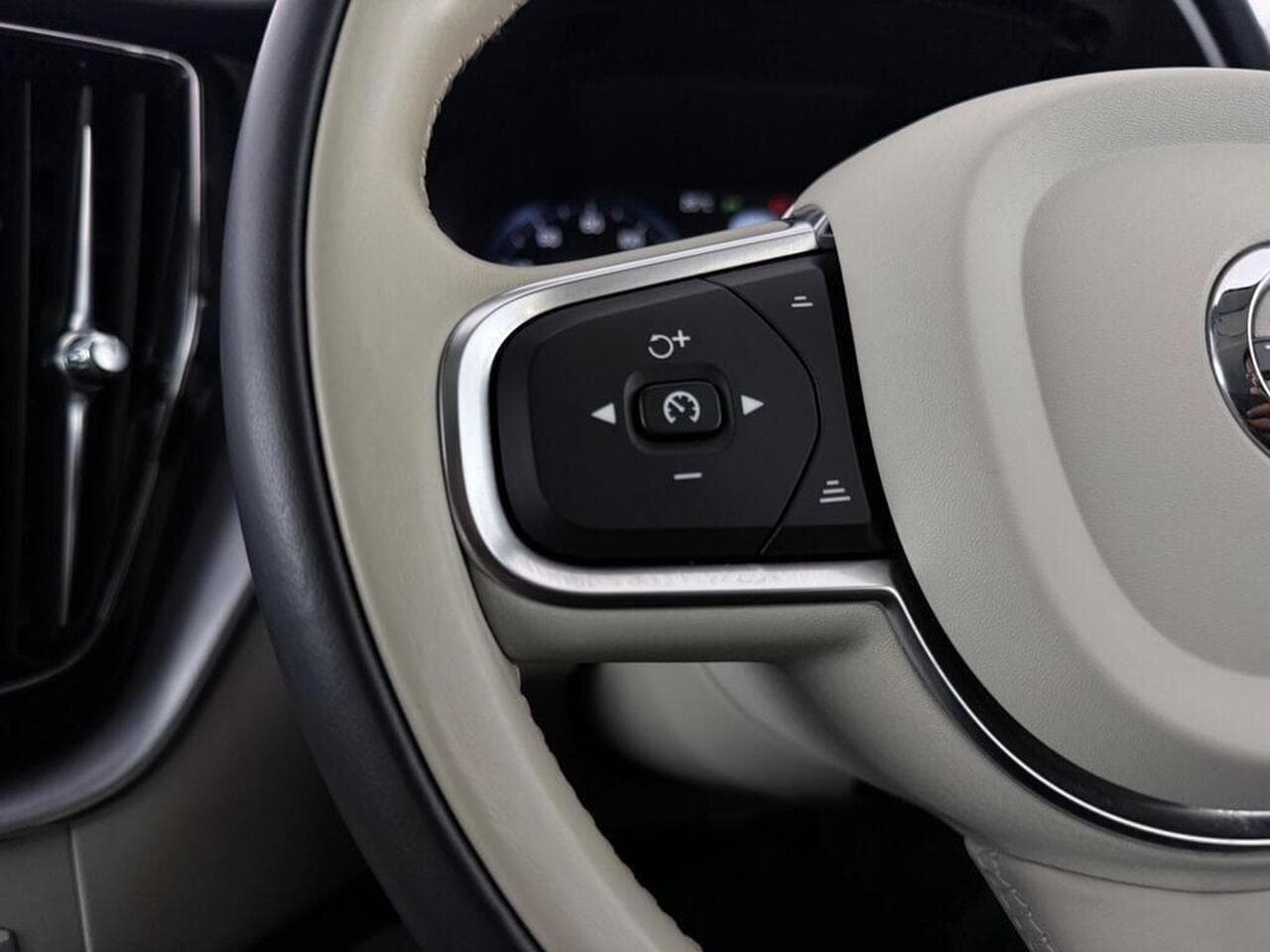 Volvo XC60 thumbnail Misc Controls
