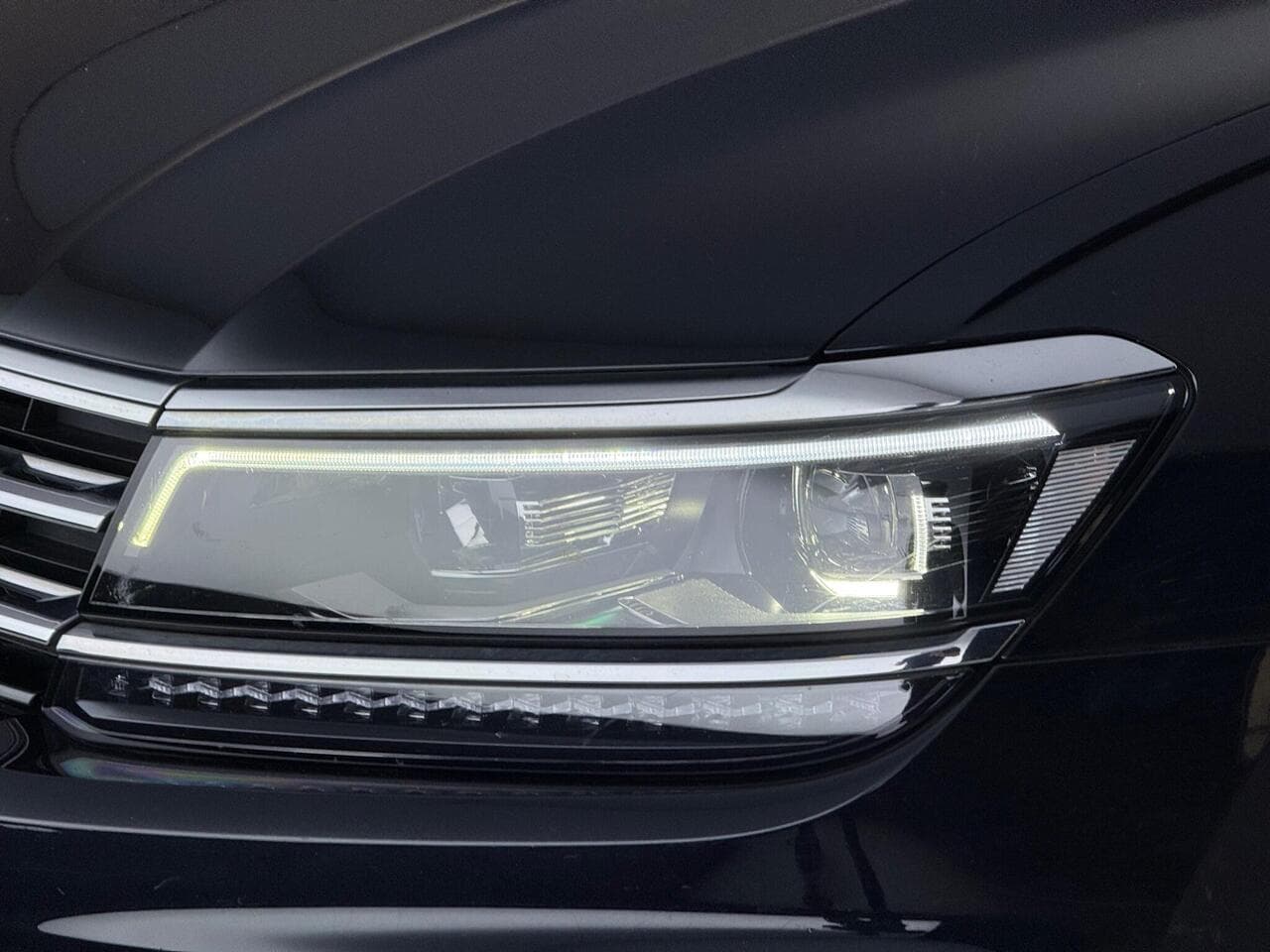 Volkswagen Tiguan thumbnail Lights Front