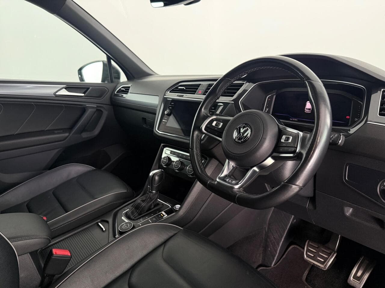 Volkswagen Tiguan thumbnail Interior Front