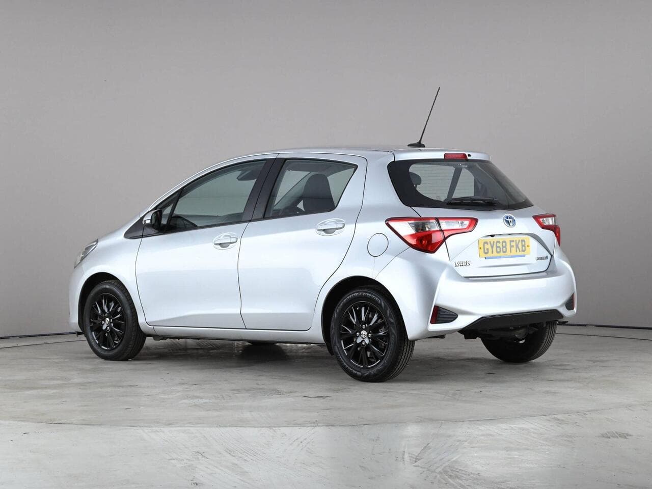 Toyota Yaris thumbnail Side Left