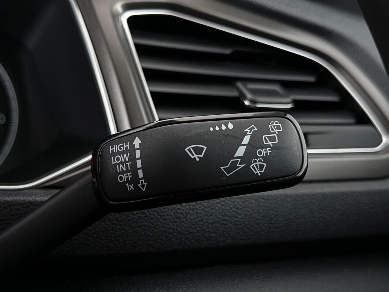 Volkswagen T-Roc thumbnail Misc Controls