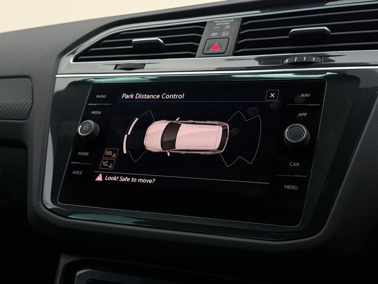 Volkswagen Tiguan thumbnail Infotainment System