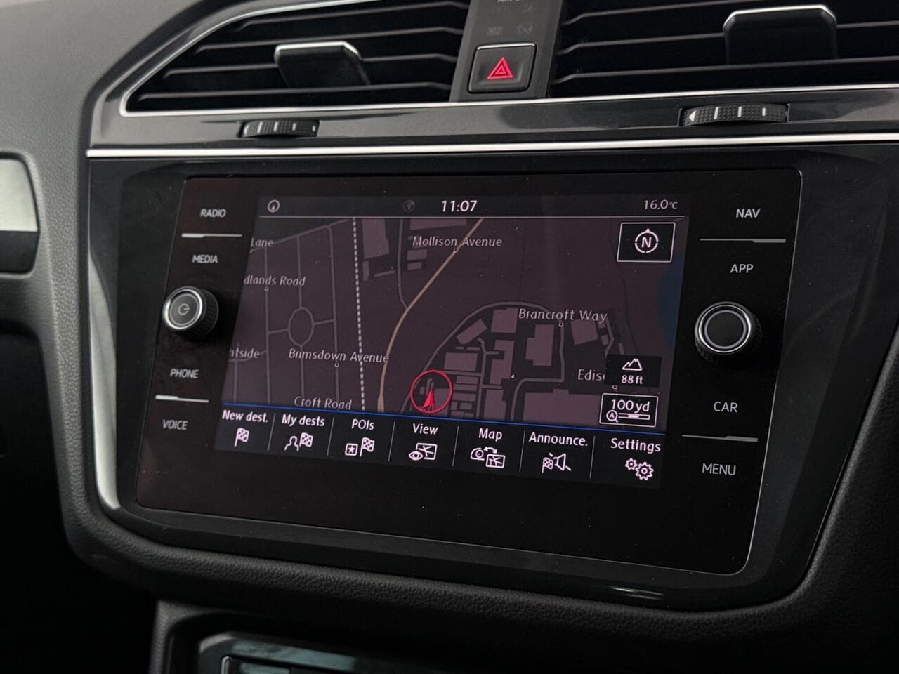 Volkswagen Tiguan thumbnail Infotainment System