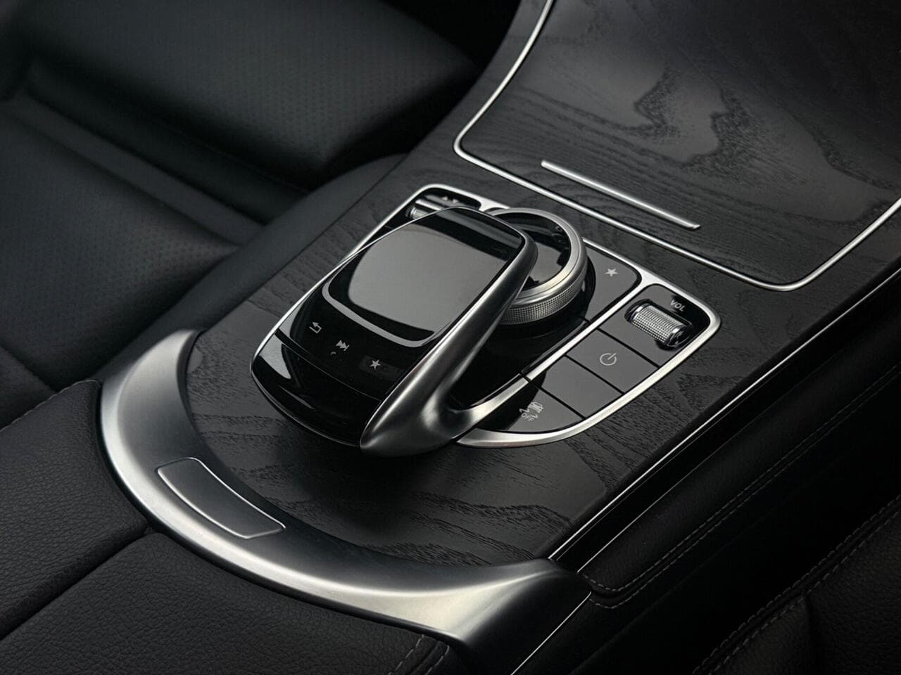 Mercedes-Benz GLC thumbnail Interior Front