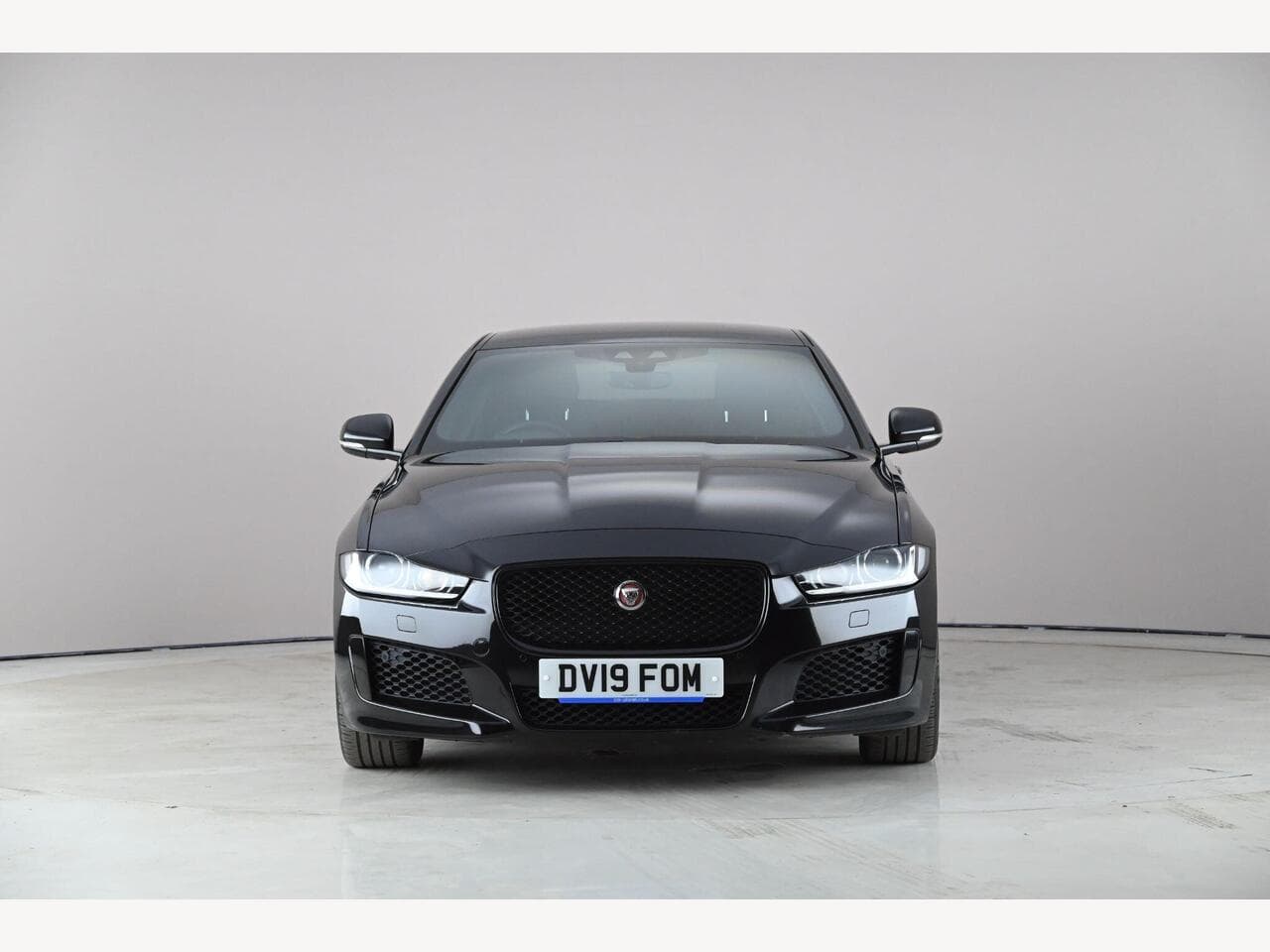 Jaguar XE thumbnail Front