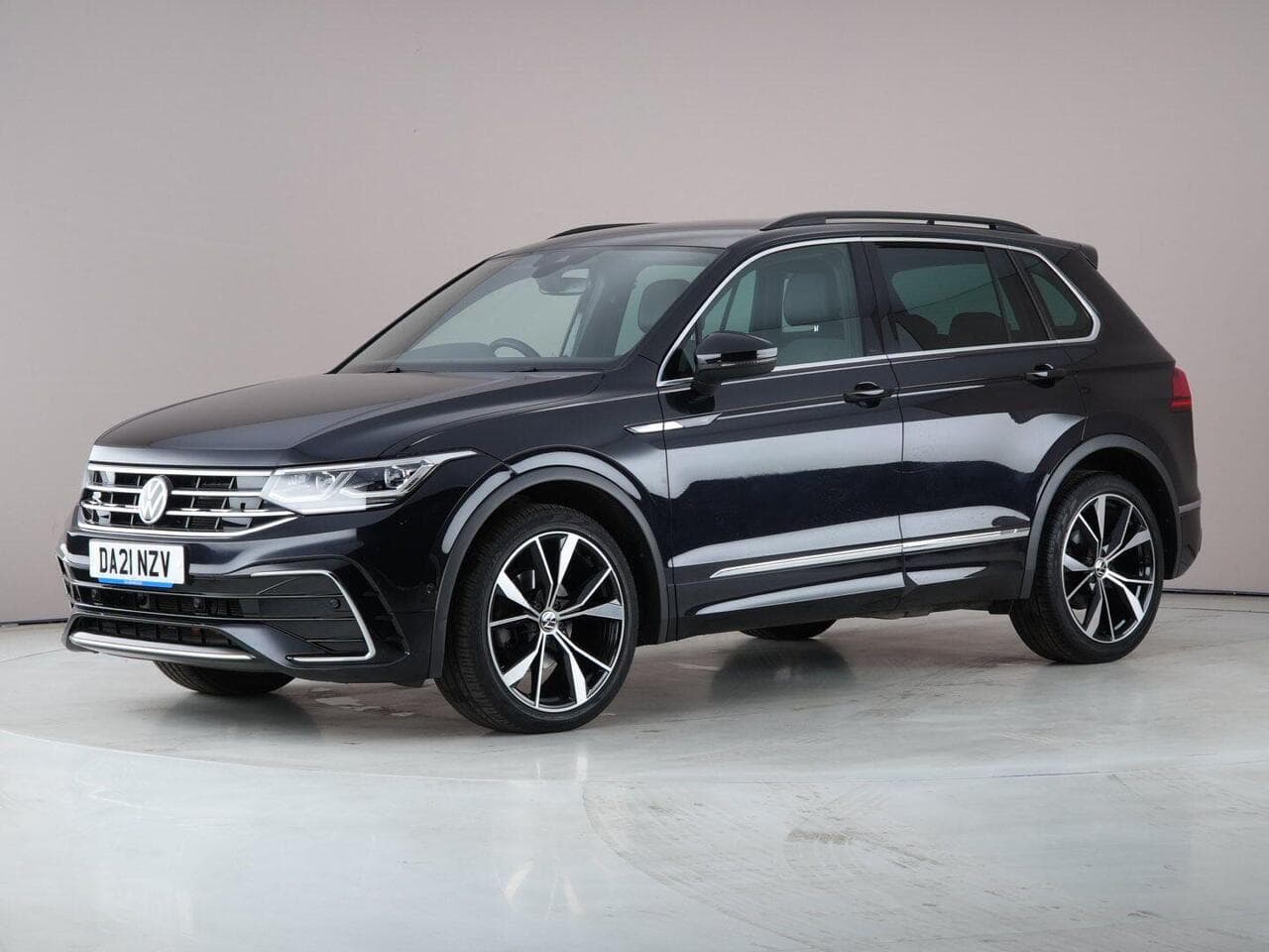Volkswagen Tiguan thumbnail Front Left