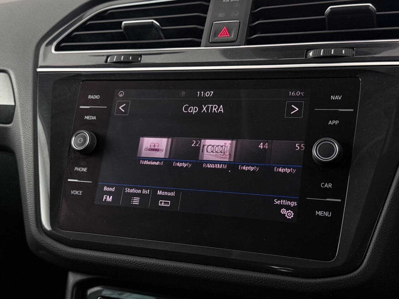 Volkswagen Tiguan thumbnail Infotainment System