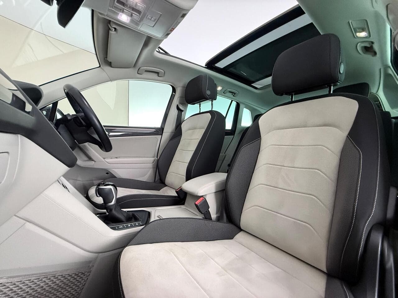 Volkswagen Tiguan thumbnail Seat Front Passenger