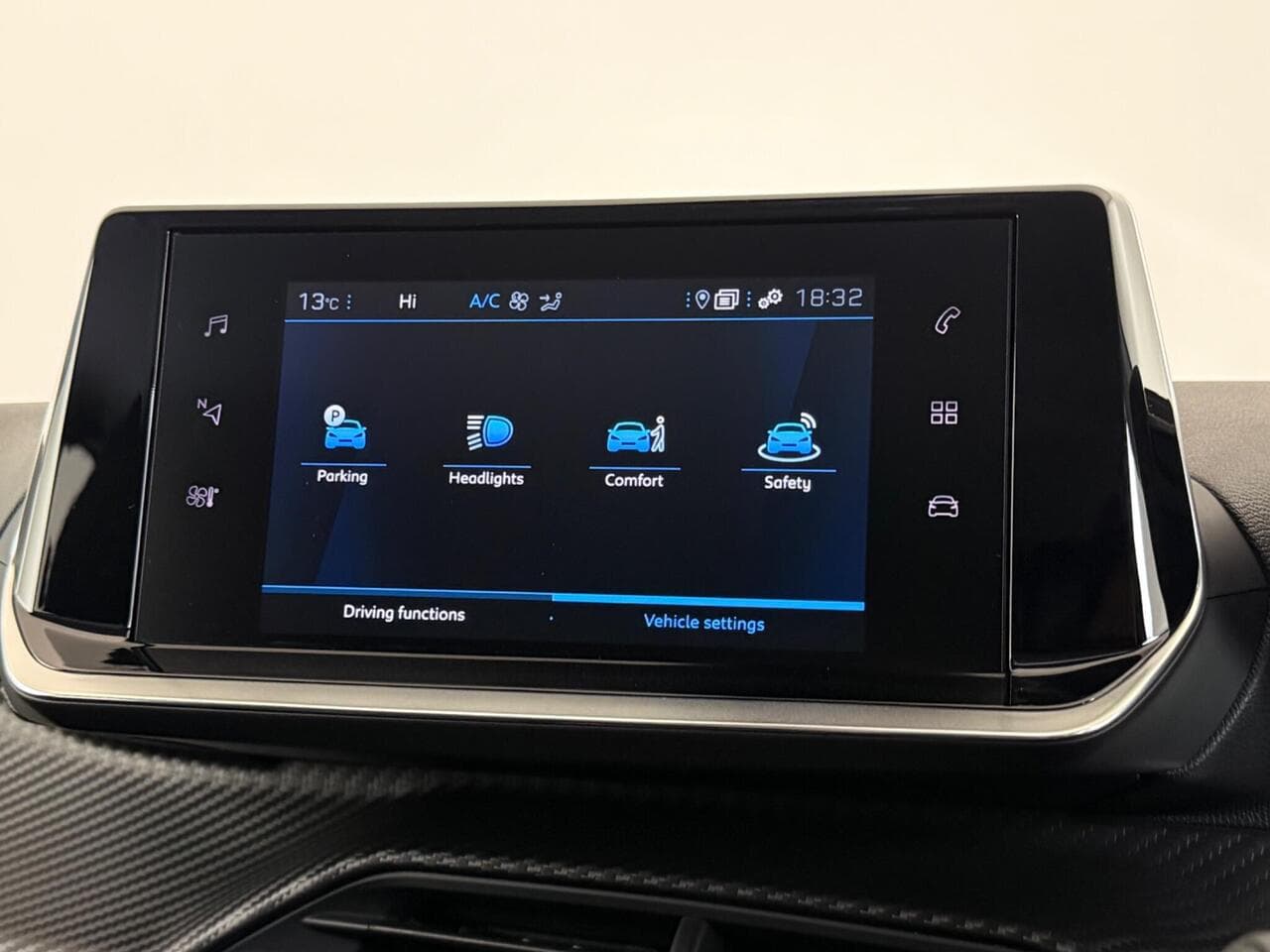 Peugeot 208 thumbnail Infotainment System