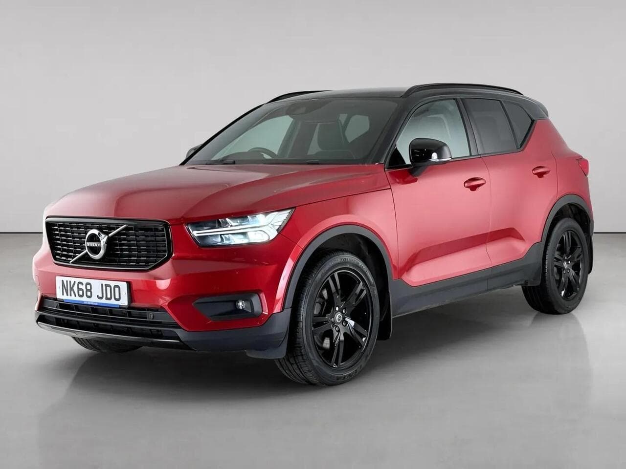 Volvo XC40 thumbnail Front Left