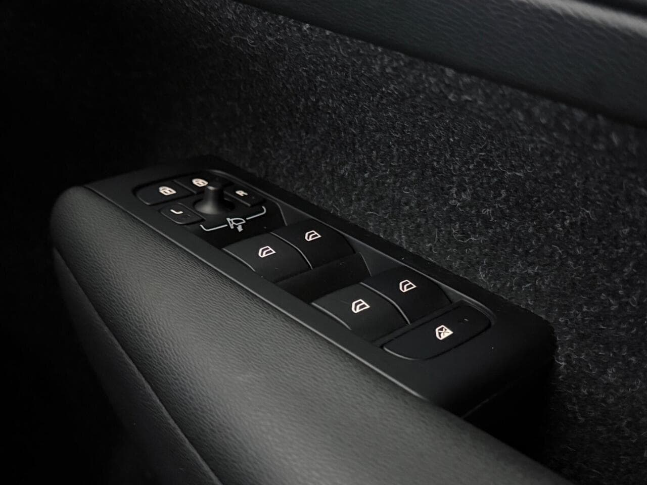 Volvo XC40 thumbnail Misc Controls