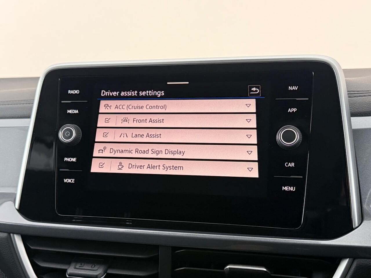 Volkswagen T-Roc thumbnail Infotainment System