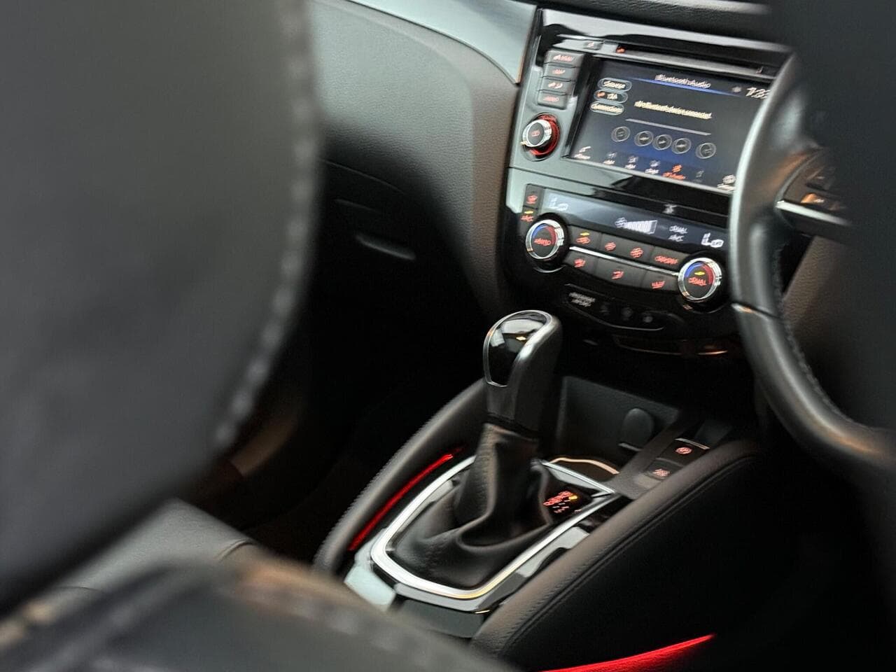 Nissan Qashqai thumbnail Interior Front