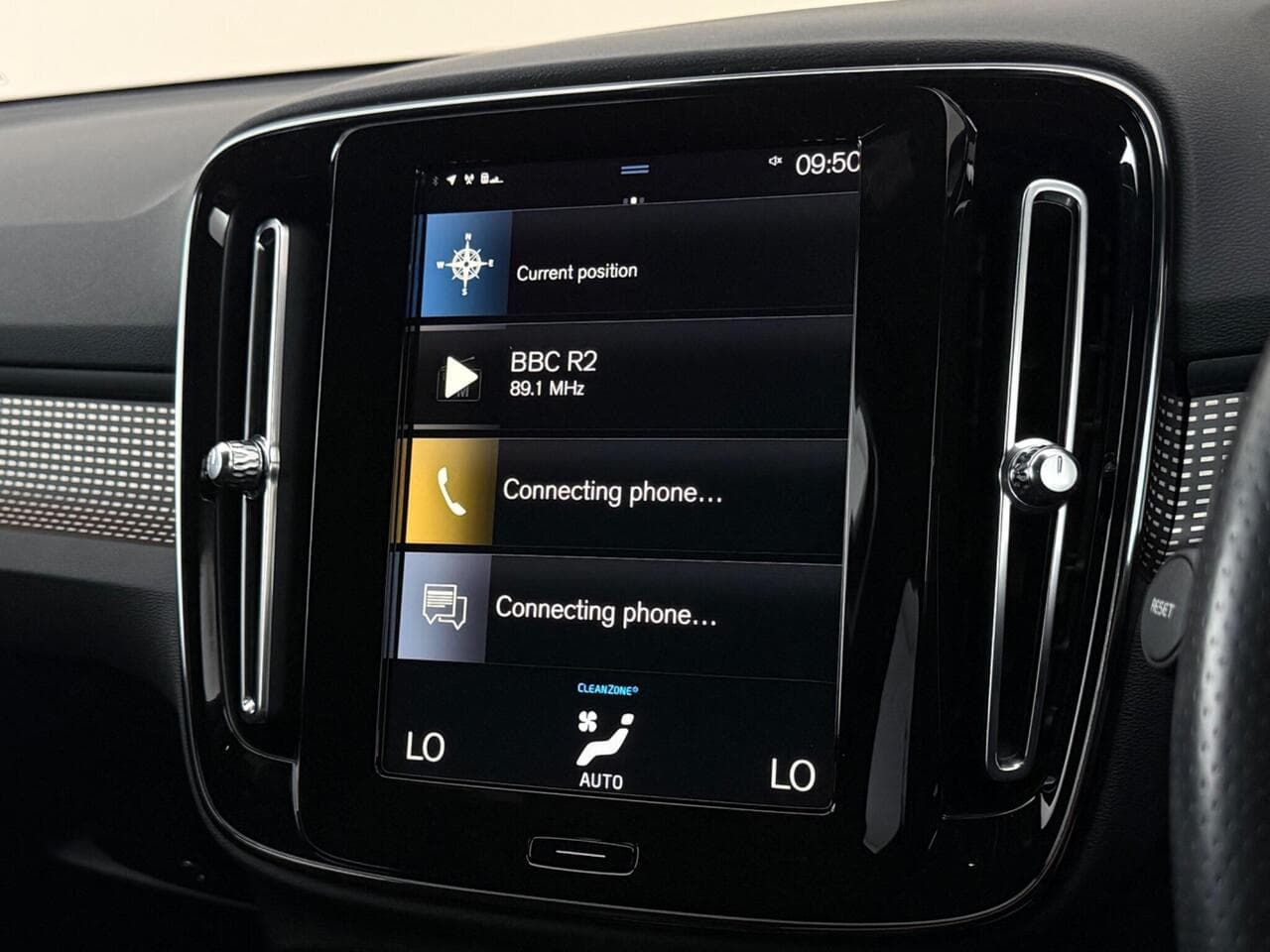 Volvo XC40 thumbnail Infotainment System