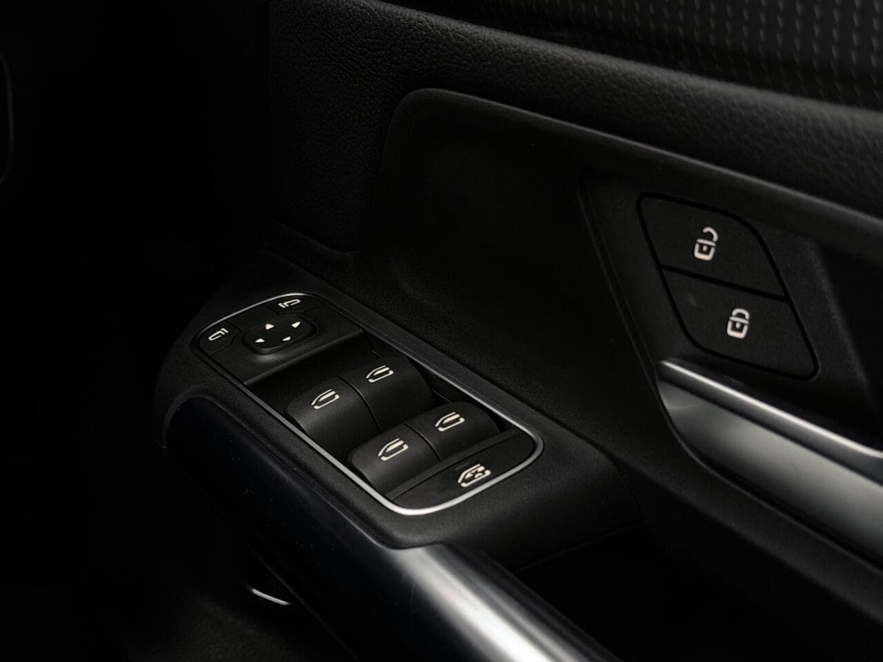 Mercedes-Benz GLA thumbnail Misc Controls