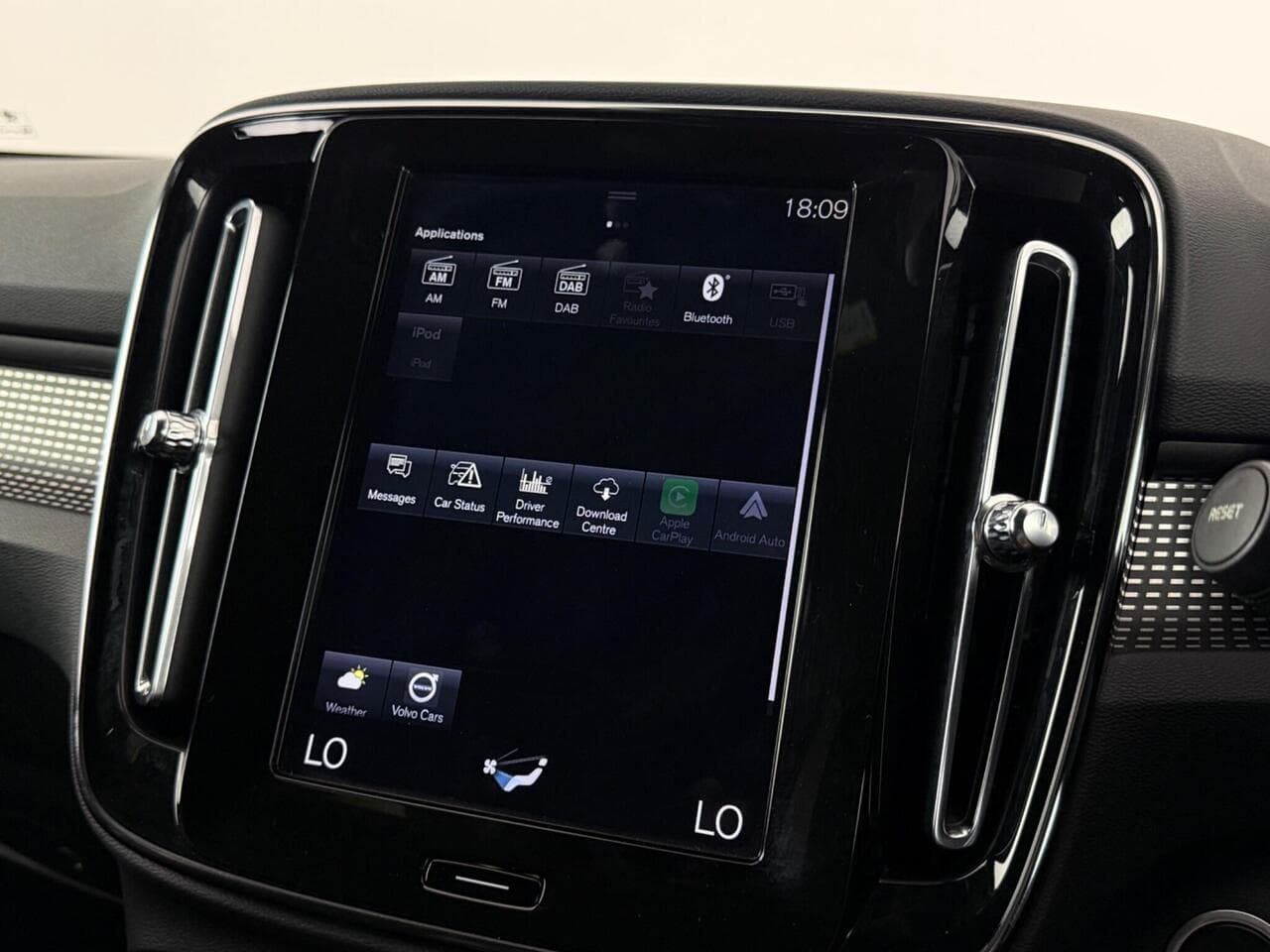 Volvo XC40 thumbnail Infotainment System