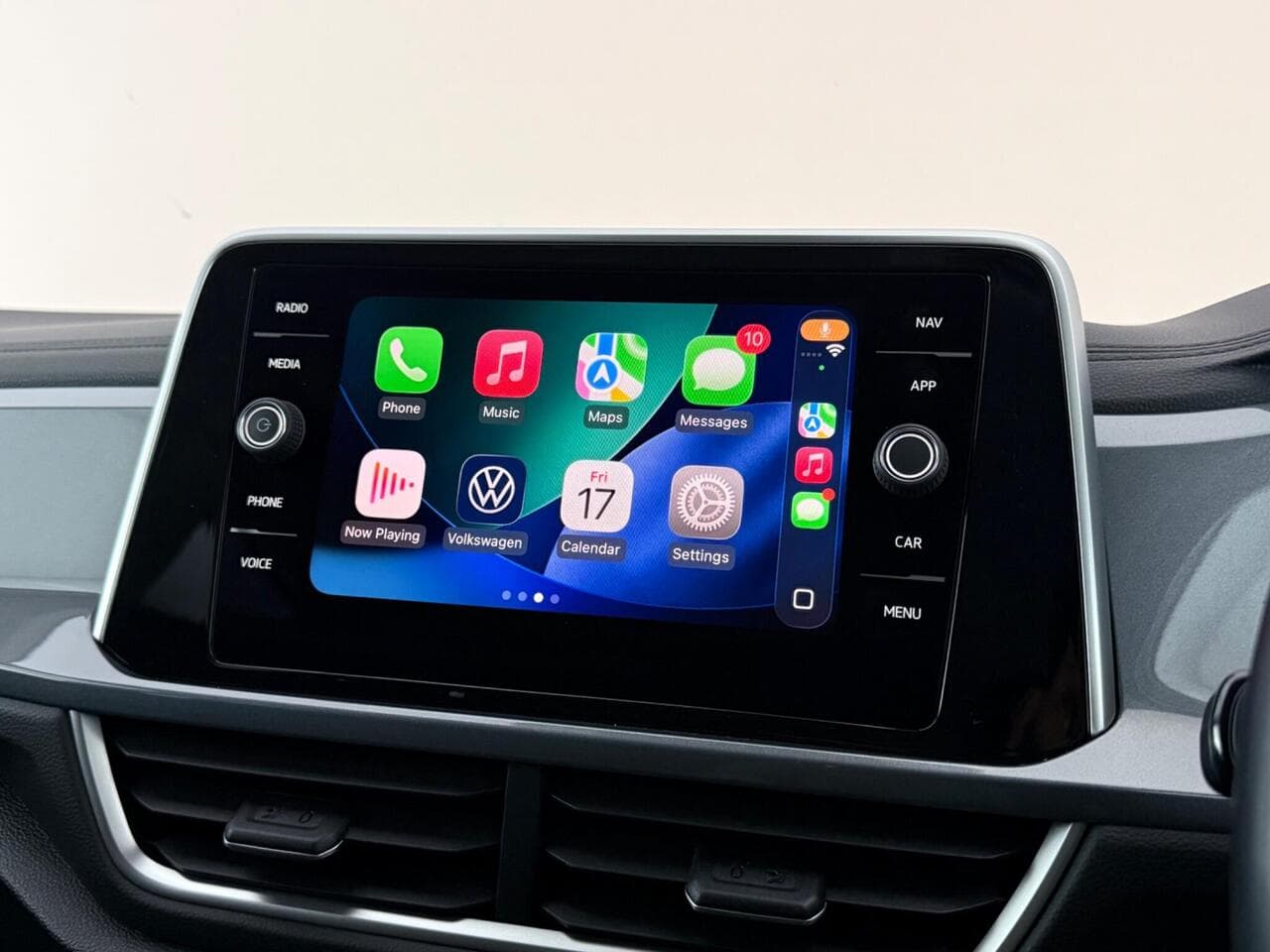 Volkswagen T-Roc thumbnail Infotainment System