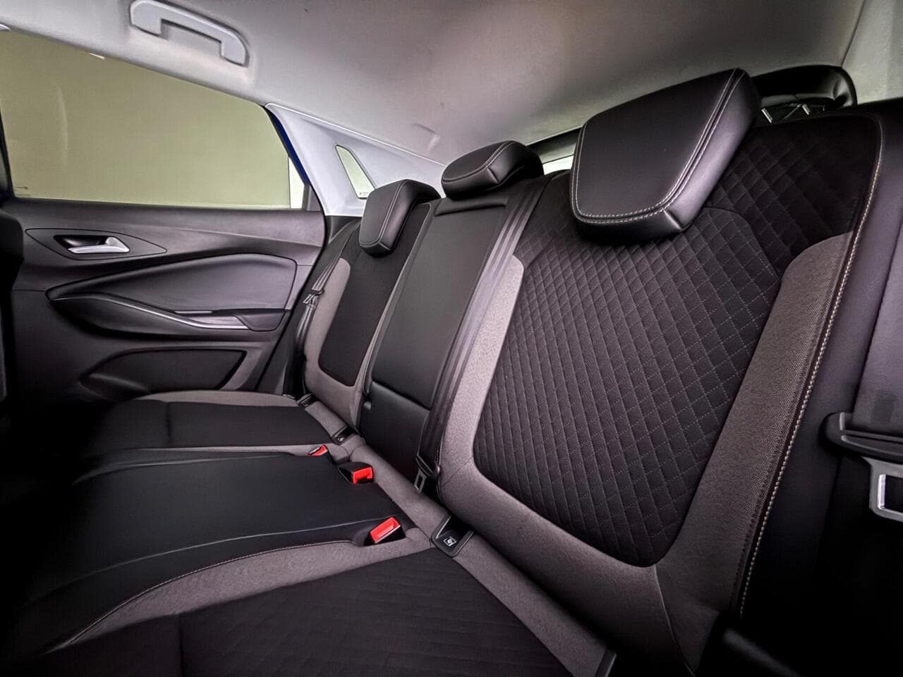 Vauxhall Grandland X thumbnail Seats Rear